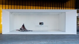 ⟨우리두사람이우주를구성한다⟩, DCW 2025 퍼블릭 《하루(들)》 윈도우 갤러리 설치 전경 썸네일